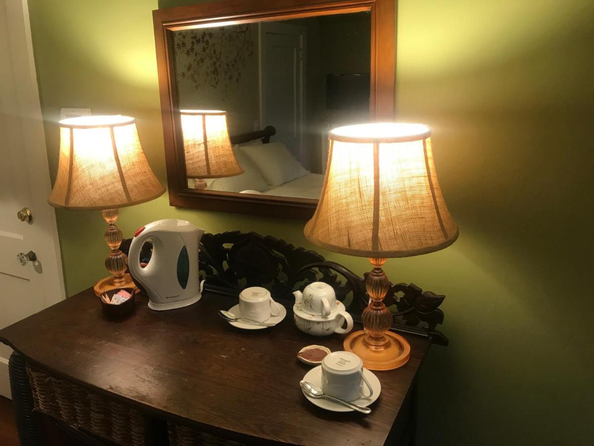 Howarth House Bed And Breakfast Фітчбург Екстер'єр фото