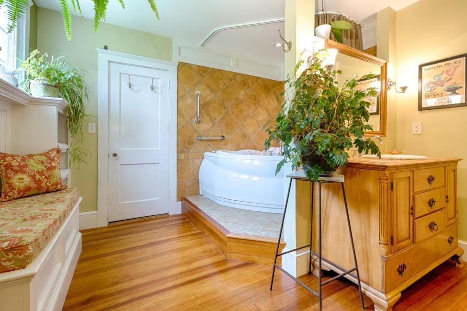Howarth House Bed And Breakfast Фітчбург Екстер'єр фото