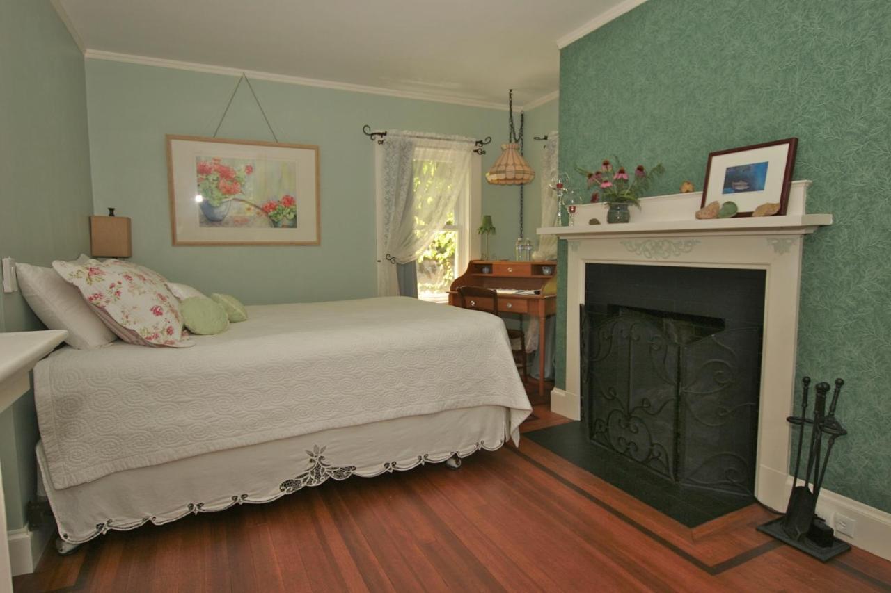 Howarth House Bed And Breakfast Фітчбург Екстер'єр фото